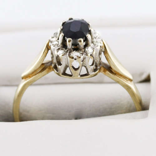 BEAUTIFUL VINTAGE SAPPHIRE AND DIAMOND 9CT YELLOW AND WHITE GOLD RING. INCL CERT R14`000