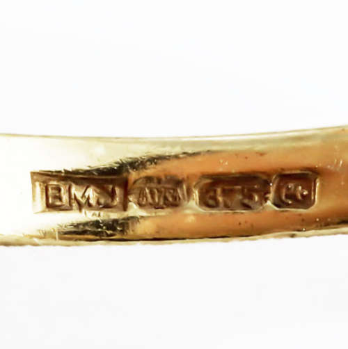 BEAUTIFUL VINTAGE SAPPHIRE AND DIAMOND 9CT YELLOW AND WHITE GOLD RING. INCL CERT R14`000