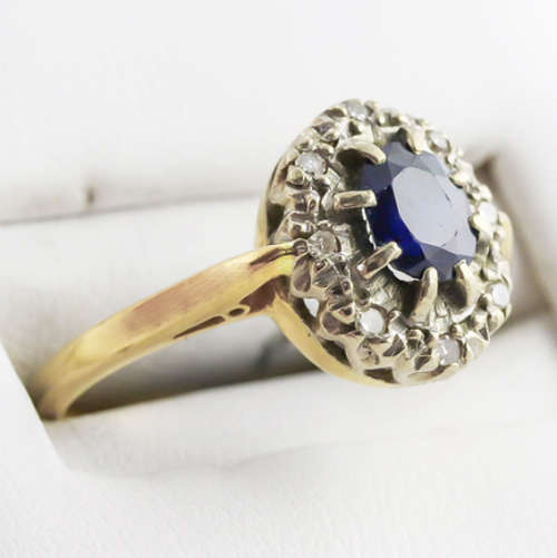 STRIKING VINTAGE DEEP BLUE SAPPHIRE AND DIAMOND 18CT YELLOW AND WHITE GOLD RING. INCL CERT R16`500