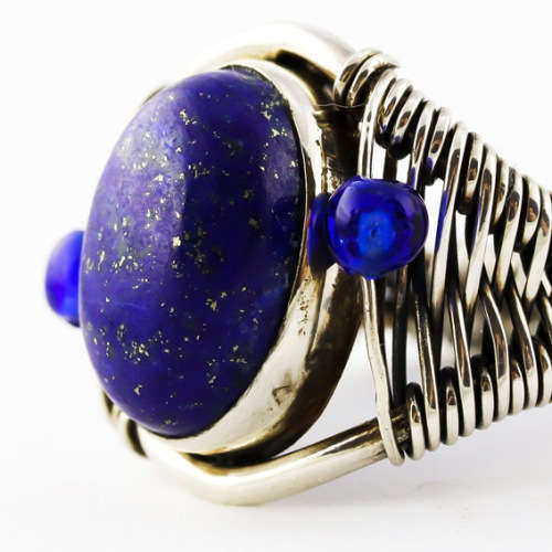 LARGE HANDCRAFTED LAPIS LAZULI CABOCHON and STERLING SILVER RING. INTERESTING WIRE DETAILING. 925
