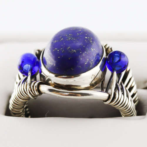 LARGE HANDCRAFTED LAPIS LAZULI CABOCHON and STERLING SILVER RING. INTERESTING WIRE DETAILING. 925