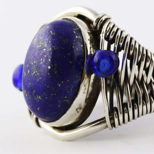 LARGE HANDCRAFTED LAPIS LAZULI CABOCHON and STERLING SILVER RING. INTERESTING WIRE DETAILING. 925