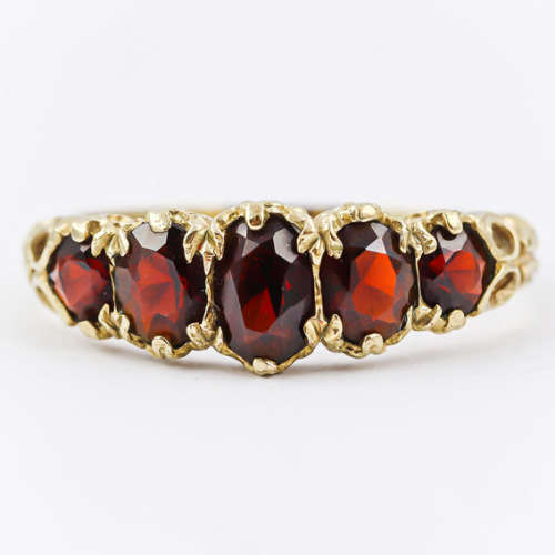 GLORIOUS VINTAGE GARNET 9CT YELLOW GOLD RING WITH VERY PRETTY GALLEY AND SHOULDER DETAIL. 375