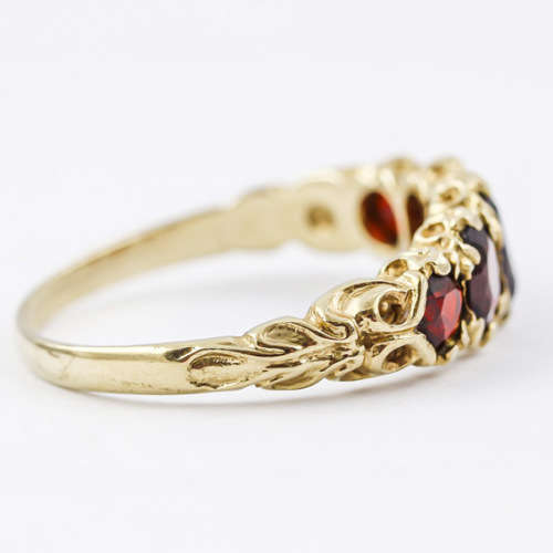 GLORIOUS VINTAGE GARNET 9CT YELLOW GOLD RING WITH VERY PRETTY GALLEY AND SHOULDER DETAIL. 375