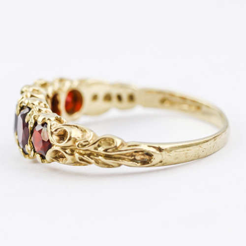 GLORIOUS VINTAGE GARNET 9CT YELLOW GOLD RING WITH VERY PRETTY GALLEY AND SHOULDER DETAIL. 375