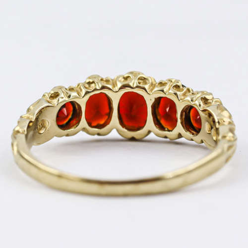 GLORIOUS VINTAGE GARNET 9CT YELLOW GOLD RING WITH VERY PRETTY GALLEY AND SHOULDER DETAIL. 375