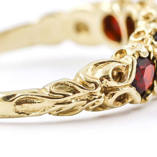 GLORIOUS VINTAGE GARNET 9CT YELLOW GOLD RING WITH VERY PRETTY GALLEY AND SHOULDER DETAIL. 375