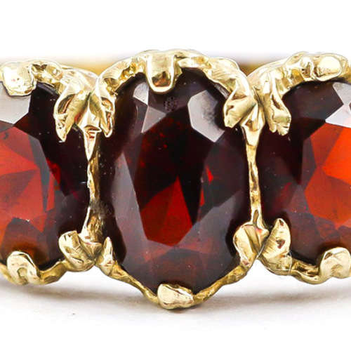 GLORIOUS VINTAGE GARNET 9CT YELLOW GOLD RING WITH VERY PRETTY GALLEY AND SHOULDER DETAIL. 375