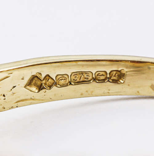 GLORIOUS VINTAGE GARNET 9CT YELLOW GOLD RING WITH VERY PRETTY GALLEY AND SHOULDER DETAIL. 375