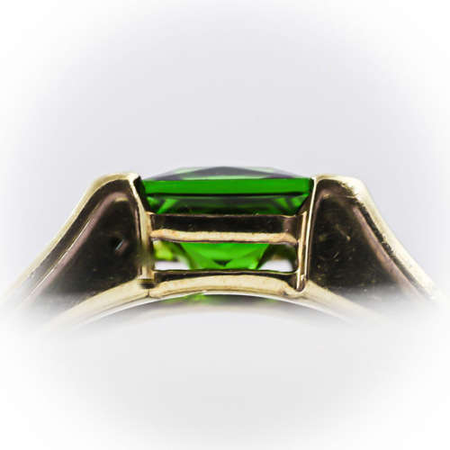 VINTAGE ENGLISH SQUARE CUSHION-CUT CHROME DIOPSIDE 9CT YELLOW GOLD RING. STRONG NATURAL COLOURS