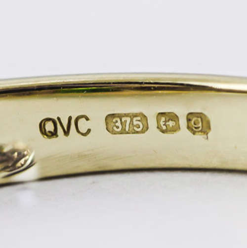 VINTAGE ENGLISH SQUARE CUSHION-CUT CHROME DIOPSIDE 9CT YELLOW GOLD RING. STRONG NATURAL COLOURS