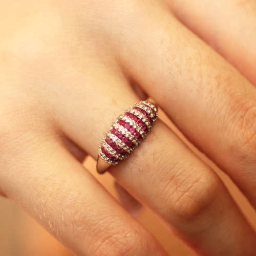 BEAUTIFUL, ELEGANT RASPBERRY-HUED RUBY AND WHITE TOPAZ STERLING SILVER RING. 925