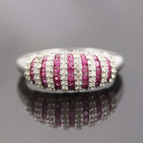 BEAUTIFUL, ELEGANT RASPBERRY-HUED RUBY AND WHITE TOPAZ STERLING SILVER RING. 925