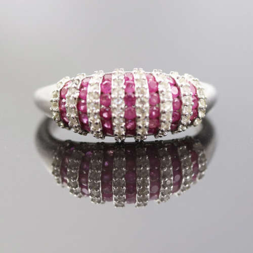 BEAUTIFUL, ELEGANT RASPBERRY-HUED RUBY AND WHITE TOPAZ STERLING SILVER RING. 925