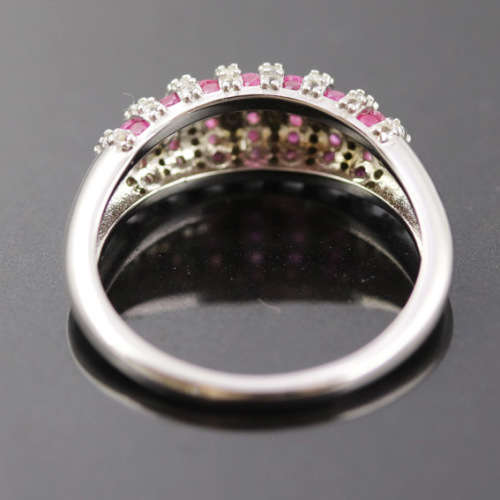 BEAUTIFUL, ELEGANT RASPBERRY-HUED RUBY AND WHITE TOPAZ STERLING SILVER RING. 925