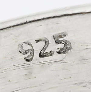 SIMPLE STERLING SILVER RING WITH SOLITAIRE EMERALD CABOCHON. 925. STRONG COLOUR, NATURAL EMERALD