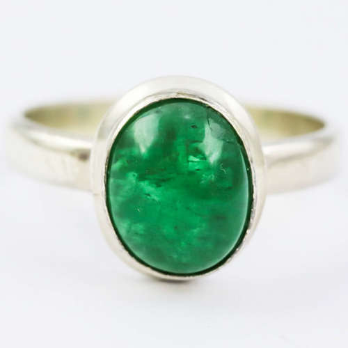 SIMPLE STERLING SILVER RING WITH SOLITAIRE EMERALD CABOCHON. 925. STRONG COLOUR, NATURAL EMERALD