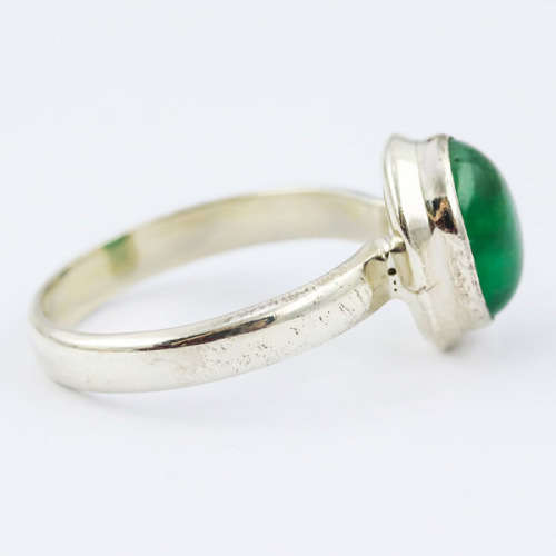 SIMPLE STERLING SILVER RING WITH SOLITAIRE EMERALD CABOCHON. 925. STRONG COLOUR, NATURAL EMERALD