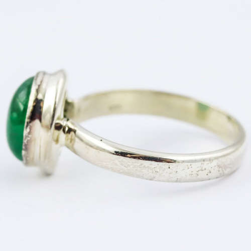 SIMPLE STERLING SILVER RING WITH SOLITAIRE EMERALD CABOCHON. 925. STRONG COLOUR, NATURAL EMERALD