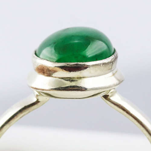 SIMPLE STERLING SILVER RING WITH SOLITAIRE EMERALD CABOCHON. 925. STRONG COLOUR, NATURAL EMERALD