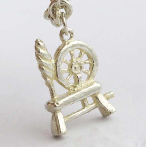 HEAVY VINTAGE HANDCRAFTED SOLID STERLING SILVER CHARM BRACELET WITH 7 CHARMS