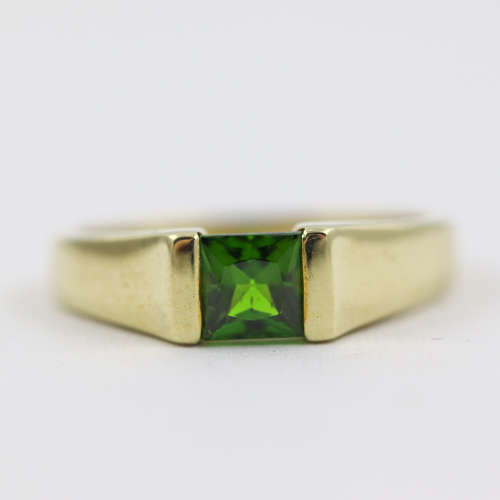 VINTAGE ENGLISH SQUARE CUSHION-CUT CHROME DIOPSIDE 9CT YELLOW GOLD RING. STRONG NATURAL COLOURS