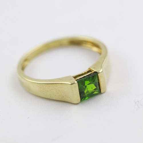 VINTAGE ENGLISH SQUARE CUSHION-CUT CHROME DIOPSIDE 9CT YELLOW GOLD RING. STRONG NATURAL COLOURS