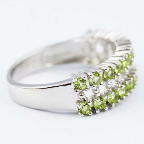 PRETTY PERIDOT GEMSTONE STERLING SILVER RING. INTERESTING DOUBLE STRAND HALF-ETERNITY STYLE