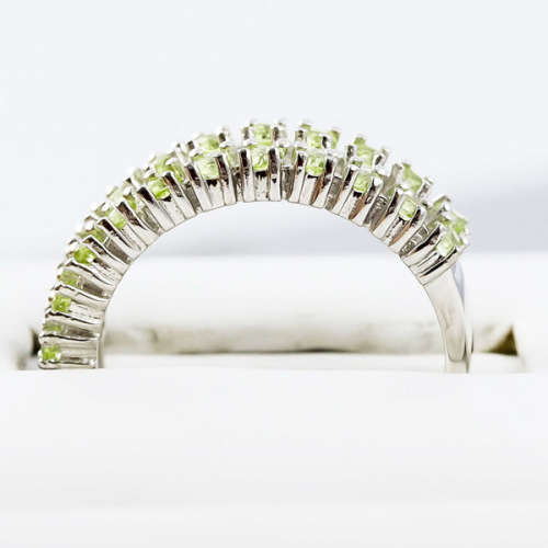 PRETTY PERIDOT GEMSTONE STERLING SILVER RING. INTERESTING DOUBLE STRAND HALF-ETERNITY STYLE