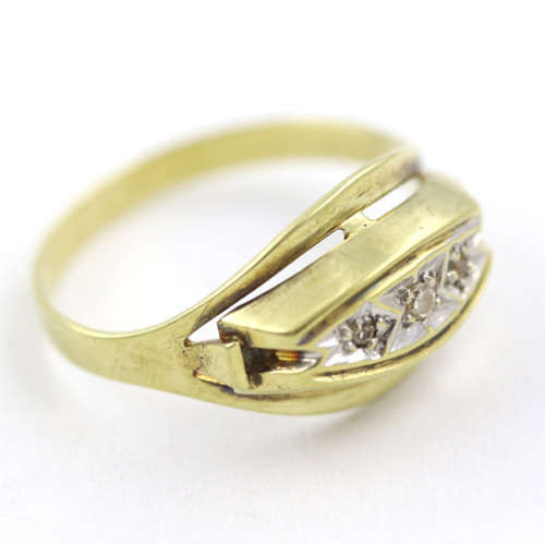 UNUSUAL ENGLISH VINTAGE DIAMOND TRILOGY 14CT YELLOW GOLD RING WITH JEWELLER EVALUATION R10`000
