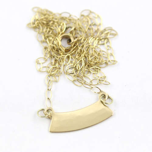 9ct YELLOW GOLD PRETTY DAINTY VINTAGE NAME PLATE PENDANT ON 51CM CABLE CHAIN. 375. BIRMINGHAM ASSAY