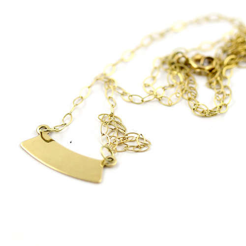 9ct YELLOW GOLD PRETTY DAINTY VINTAGE NAME PLATE PENDANT ON 51CM CABLE CHAIN. 375. BIRMINGHAM ASSAY