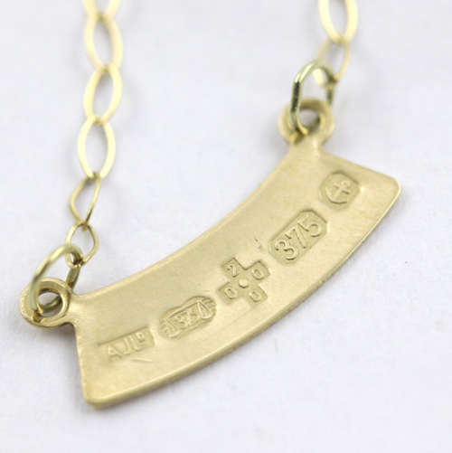 9ct YELLOW GOLD PRETTY DAINTY VINTAGE NAME PLATE PENDANT ON 51CM CABLE CHAIN. 375. BIRMINGHAM ASSAY