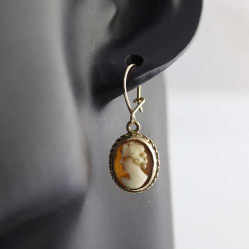 VINTAGE CAMEO 9ct YELLOW GOLD DROP AND DANGLE EARRINGS. 375.