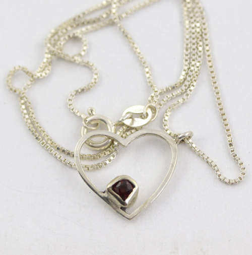 VINTAGE OPENWORK DAINTY STERLING SILVER HEART GARNET PENDANT ON 51CM ITALIAN SILVER BOX CHAIN