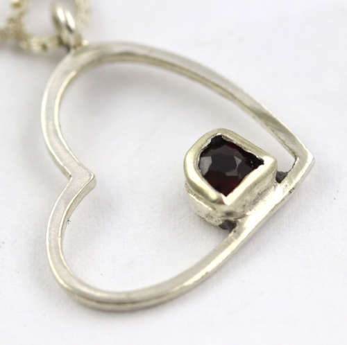 VINTAGE OPENWORK DAINTY STERLING SILVER HEART GARNET PENDANT ON 51CM ITALIAN SILVER BOX CHAIN
