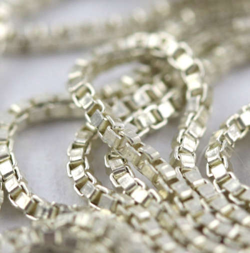 VINTAGE OPENWORK DAINTY STERLING SILVER HEART GARNET PENDANT ON 51CM ITALIAN SILVER BOX CHAIN