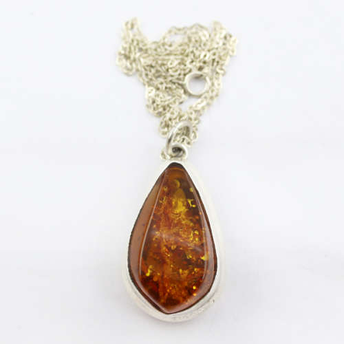 STRIKING LARGE NATURAL BALTIC AMBER PENDANT IN STERLING SILVER ON A 50CM LONG CABLE CHAIN