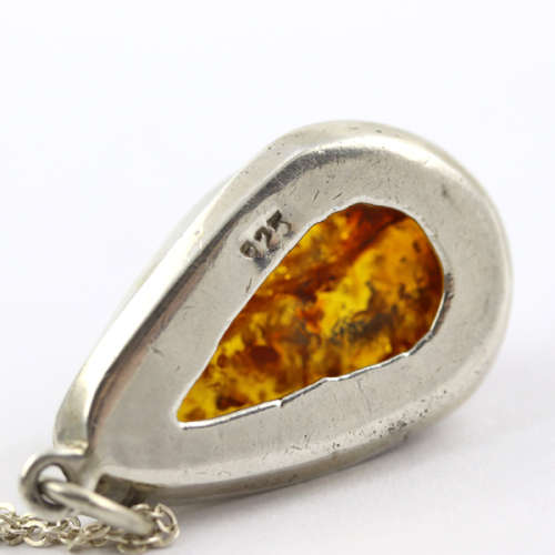 STRIKING LARGE NATURAL BALTIC AMBER PENDANT IN STERLING SILVER ON A 50CM LONG CABLE CHAIN