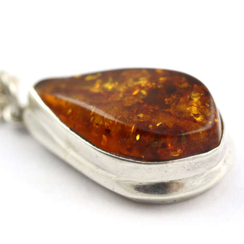 STRIKING LARGE NATURAL BALTIC AMBER PENDANT IN STERLING SILVER ON A 50CM LONG CABLE CHAIN