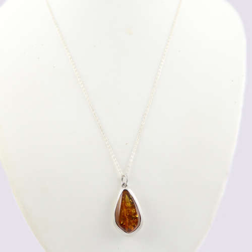 STRIKING LARGE NATURAL BALTIC AMBER PENDANT IN STERLING SILVER ON A 50CM LONG CABLE CHAIN