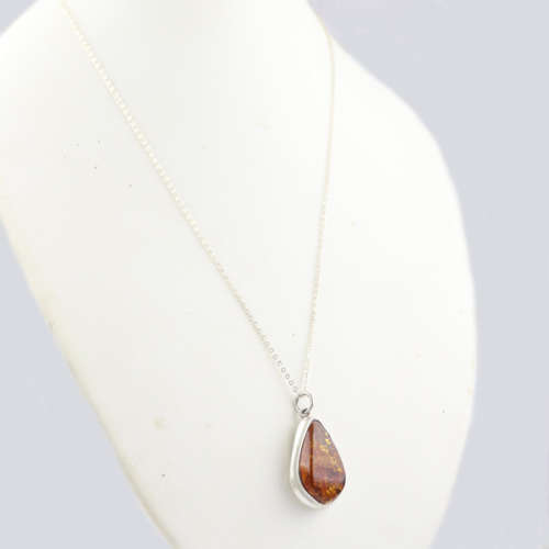 STRIKING LARGE NATURAL BALTIC AMBER PENDANT IN STERLING SILVER ON A 50CM LONG CABLE CHAIN