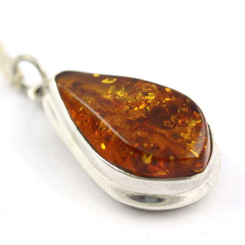STRIKING LARGE NATURAL BALTIC AMBER PENDANT IN STERLING SILVER ON A 50CM LONG CABLE CHAIN