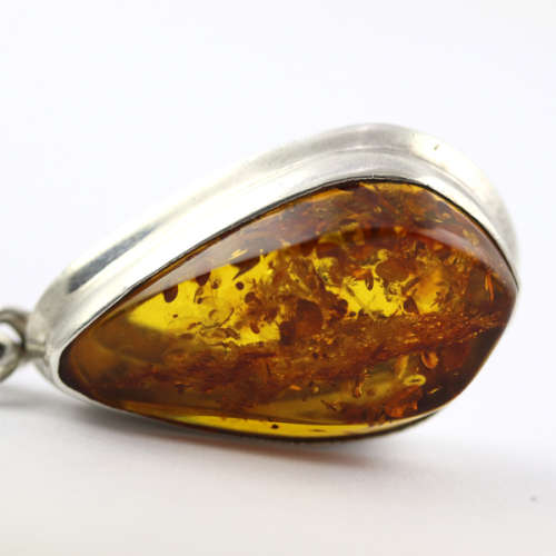 STRIKING LARGE NATURAL BALTIC AMBER PENDANT IN STERLING SILVER ON A 50CM LONG CABLE CHAIN