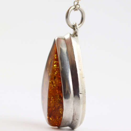 STRIKING LARGE NATURAL BALTIC AMBER PENDANT IN STERLING SILVER ON A 50CM LONG CABLE CHAIN
