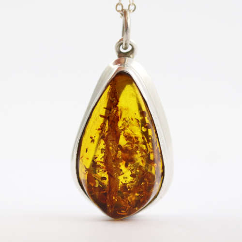 STRIKING LARGE NATURAL BALTIC AMBER PENDANT IN STERLING SILVER ON A 50CM LONG CABLE CHAIN