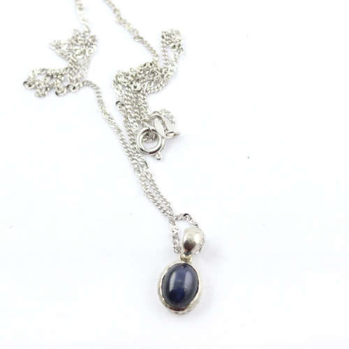 OVAL NATURAL STAR SAPPHIRE CABOCHON PENDANT IN STERLING SILVER ON 40CM FIGARO CHAIN. 925
