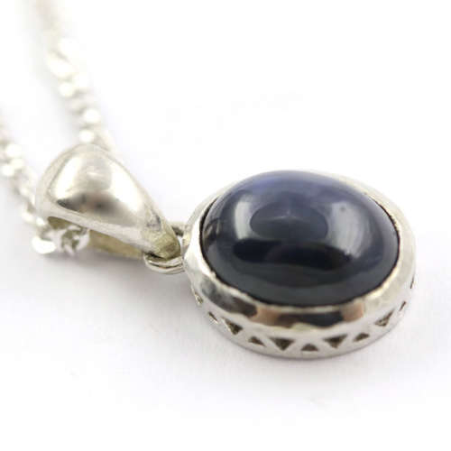 OVAL NATURAL STAR SAPPHIRE CABOCHON PENDANT IN STERLING SILVER ON 40CM FIGARO CHAIN. 925