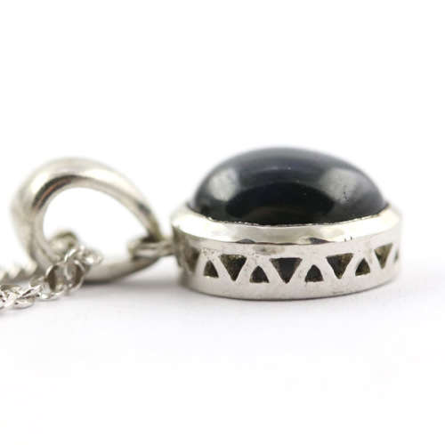 OVAL NATURAL STAR SAPPHIRE CABOCHON PENDANT IN STERLING SILVER ON 40CM FIGARO CHAIN. 925