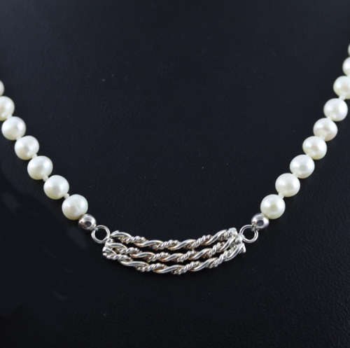 CLASSY SINGLE STRAND NATURAL PEARL NECKLACE WITH SOLID STERLING SILVER TWISTED STRAND PENDANT
